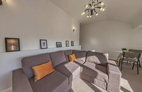 3 Bedroom Barn Conversion with HOT TUB-Garden View - Ty Cerrig Barn - Photo 15