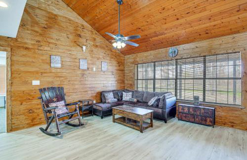 Near Lake Fork Home with Fire Pit in Yantis! - Foto 5