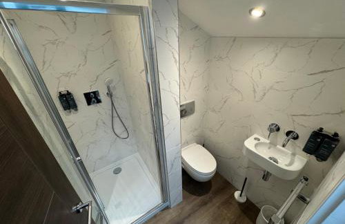 Southgate Luxury Apartments-Jaquzzi Bath-Private Parking- suitable for contractors - Foto 21