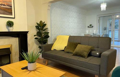 Lovely Spacious House Family & Contractor Friendly 3 Bedroom Near Leeds Centre Sleeps 8 - Foto 4