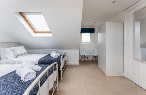 Spacious Seaside Home in Peaceful Coastal Setting - 5 Minutes Walk to the Beach - Foto 15