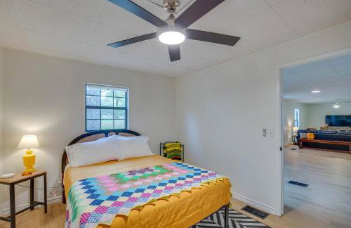 Lakefront Frankston Cabin with Dock and Fire Pit! - Foto 14