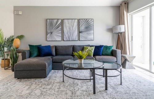 Stylish Villa Retreat with Pool - Photo 11