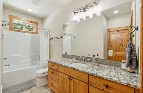 Mountain Retreat with Hot Tub, Game Room and Yard home - Foto 21