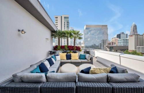 Skyline Retreat - Free Parking, Pool, Balcony - Foto 17