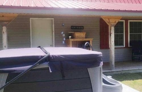 Rustic Barn Retreat w Hot Tub Game Room & FirePit - Foto 25