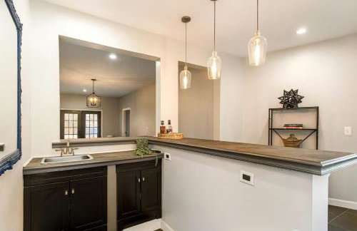 Waterfront Retreat with Spectacular Interior, Jacuzzi and Game Room in NC - Foto 16