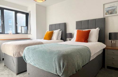 Beautiful 3 Bed Townhouse with Parking, close to Sea Front - Photo 2