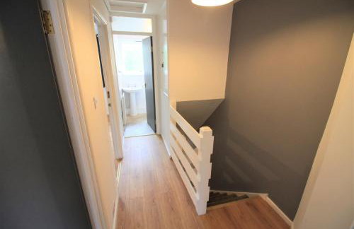 H21 -3 bed Close to Town Drive Parking 2 toilets Contractor Digs - Photo 32