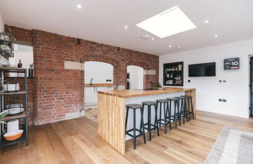 Large 7 Bedroom House for Families and Work Crews Hot Tub Parking Wi-Fi sleeps 17 - Foto 7