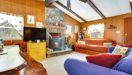 Hike, Ski and Unwind Cabin with Deck in Chester! - Foto 1