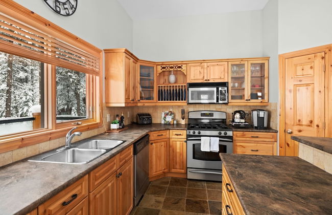 MODERN 4,500 sqft Ski Chalet: 5 Br + 6 Ba | Pool Table | Pool + PRIVATE Hot Tub - Photo 18