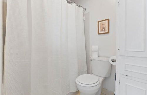 Large Fenced Yard near Midtown- Shamrock Stay - Foto 44