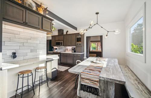 Luxury River Home - Pets Stay Free - Photo 17