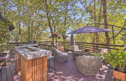 Chic Lake House with Furnished Deck and Hot Tub! - Foto 27