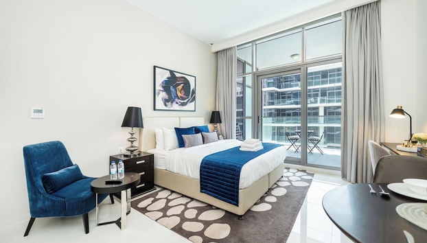 Luxury StayCation - Studio in Damac Hills with Balcony and Golf Views - Foto 4, Habitación