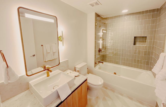 Luxurious Downtown Escape - Photo 51