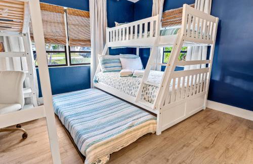 Surf Drive - Ultimate Beach Getaway for Families - Photo 33