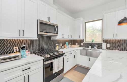 Tranquil Downtown Escape with Backyard - Photo 47