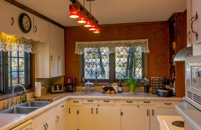 Castle on Glen - 3 Bedroom Home - Photo 6