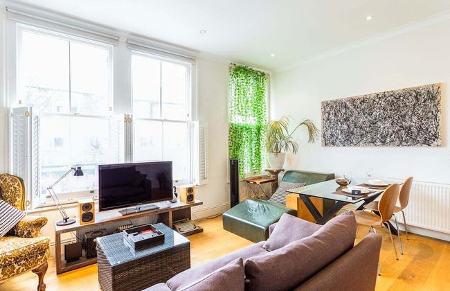Bright and Spacious Notting Hill Nest - Photo 1