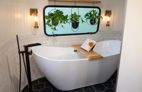 Airstream w Bathtub, River, & Hot Tub - Foto 5