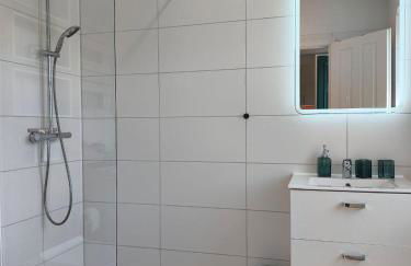 Modernes Ferienhaus mit 4 separaten Appartements, je mit vollausgestatteter Küchenzeile und eigenem Bad, 2 Gehminuten zum Badesee, Garten, Grillplatz, Kinderspielbereich, Hunde sind willkommen - Foto 31