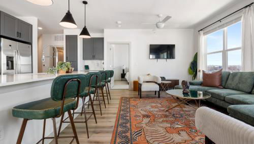 Elevated Contemporary 2BR 2BA with Balcony - Foto 2, Other