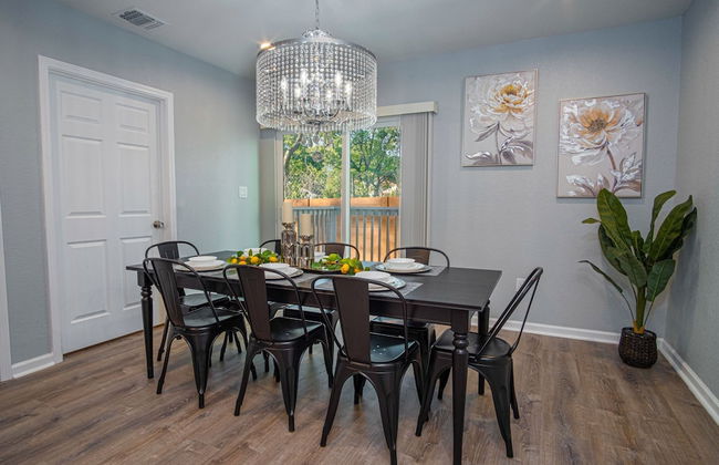 Escape to 4br/3ba Brand New Downtown Home - Foto 16