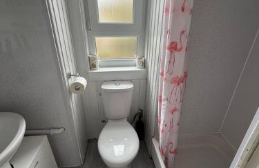 Bright bedroom with king side bed and share bathroom - Foto 12