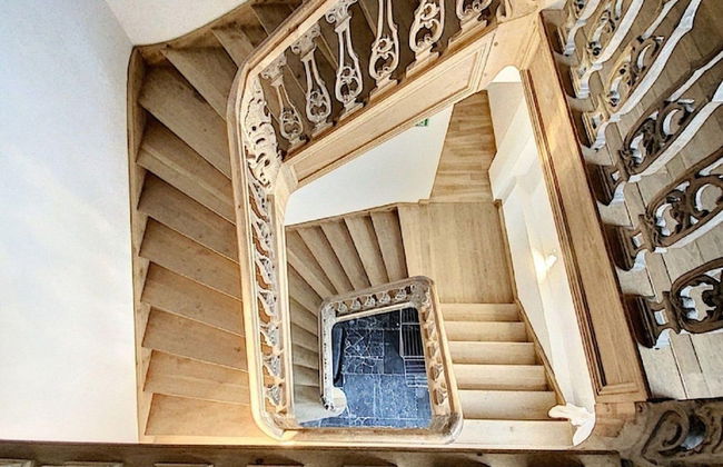 Elegant Hillside Mansion - Photo 32