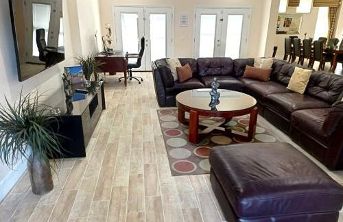 Luxurious Getaway Pool Hot Tub Theater Gym Outdoor Kitchen BBQ 2 Miles to Disney - Foto 19