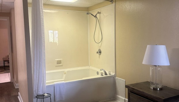 Little Pigeon River 309 1BD Condo with River View Private Balcony by RedAwning - Foto 5, Habitación