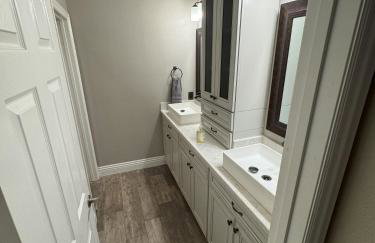 Riverside Views & Pool Retreat - Foto 45