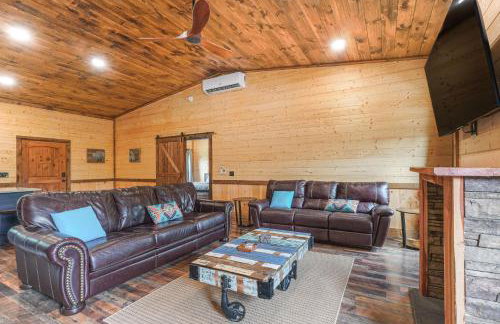 Hot Tub & Mtn Views: Pet-Friendly Englewood Cabin - Photo 5