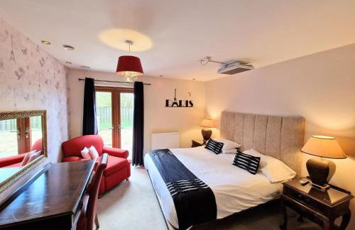 Lbtie Lodge with Two Private Hot Tubs - Fife - Loch Leven - Lomond Hills - Photo 3