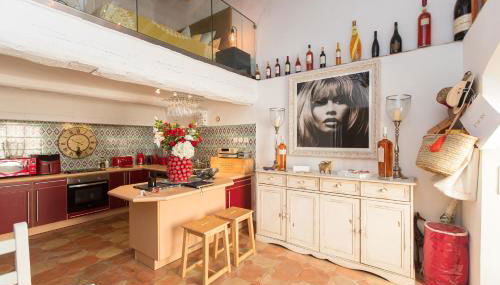 Steps from the Port! Chic 2-Bed in the Heart of Saint-Tropez - Photo 3, stove, dishwasher