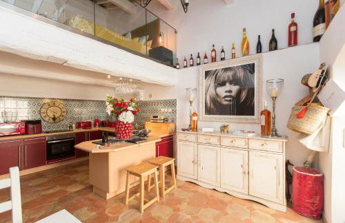 Steps from the Port! Chic 2-Bed in the Heart of Saint-Tropez - Photo 3