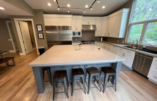 25-Bed, Amenity-Rich Estate in a Private Forest - Foto 32