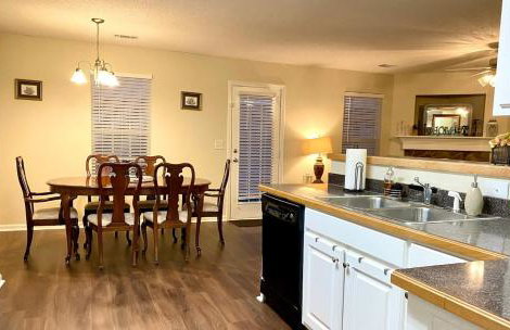 Spacious & comfy home in ultra-convenient location 2025 Traveller Award Winner - Foto 23