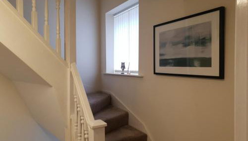 The Sawmills, Carlisle - Spacious 4 Bedroom Family House - Free WiFi - & Parking - Walk to Carlisle Castle - Foto 5