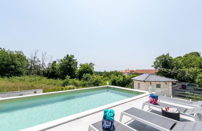 Modern Villa With Swimming Pool and Fenced Garden - Photo 26