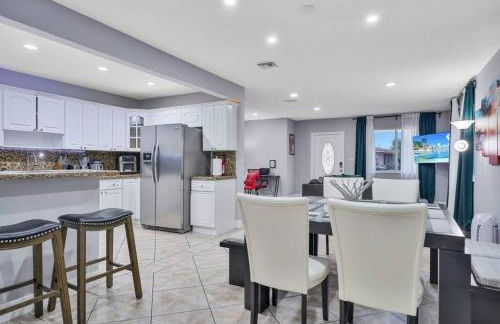 Escape GameRoom, BAR, BBQ, Spacious,KING Bed, All Luxury mattresses, Near Beach, 6 blocks away from Bars, Nite Clubs, Res, Shops - Photo 20