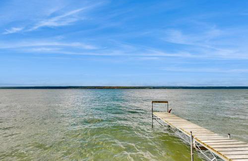 2BR Lakeside Home with Patio, Porch and AC - Foto 3