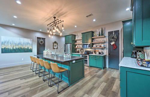 Lavish Riverfront Escape with Gas Grill! - Foto 8