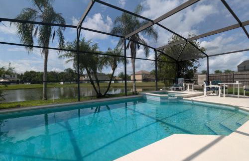 Large lakeside 5 bed villa with private pool - Foto 2