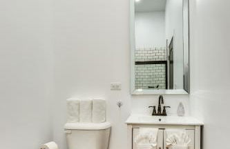 Converted Store Front Home Lets You Live Like a Local in the Heart of it All! condo - Foto 19