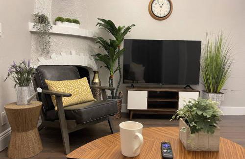 Airy Modern 2BR/2BA - Parking + Laundry + Sleep 6 - Foto 9