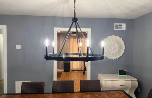 Stylish Remodeled 23 Large beds Near Elvis Presley - Foto 32