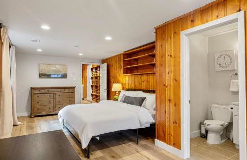 Spacious Mid Century Modern Sunroom Rambler - Foto 21